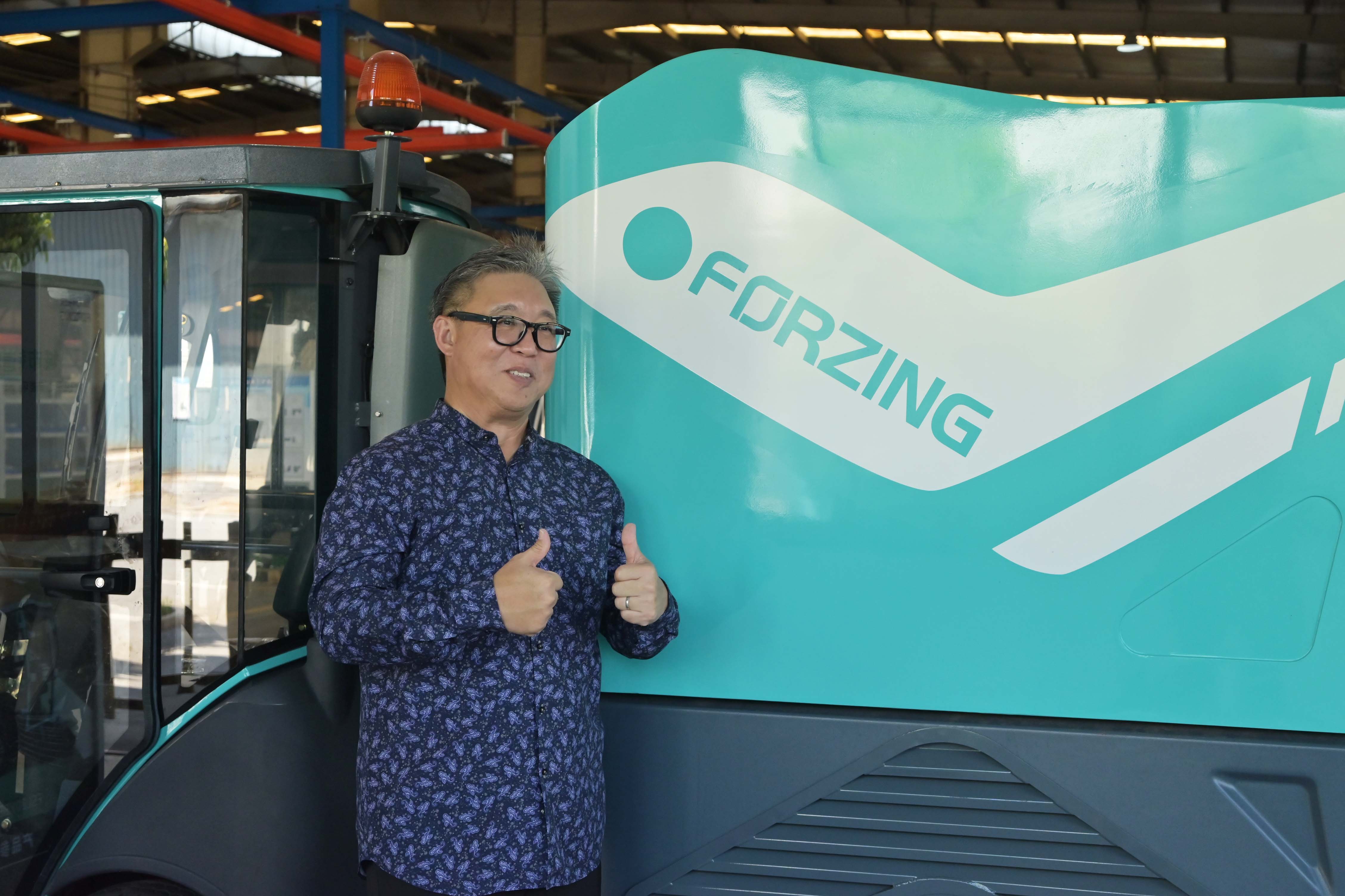 試駕掃路機并點贊留念