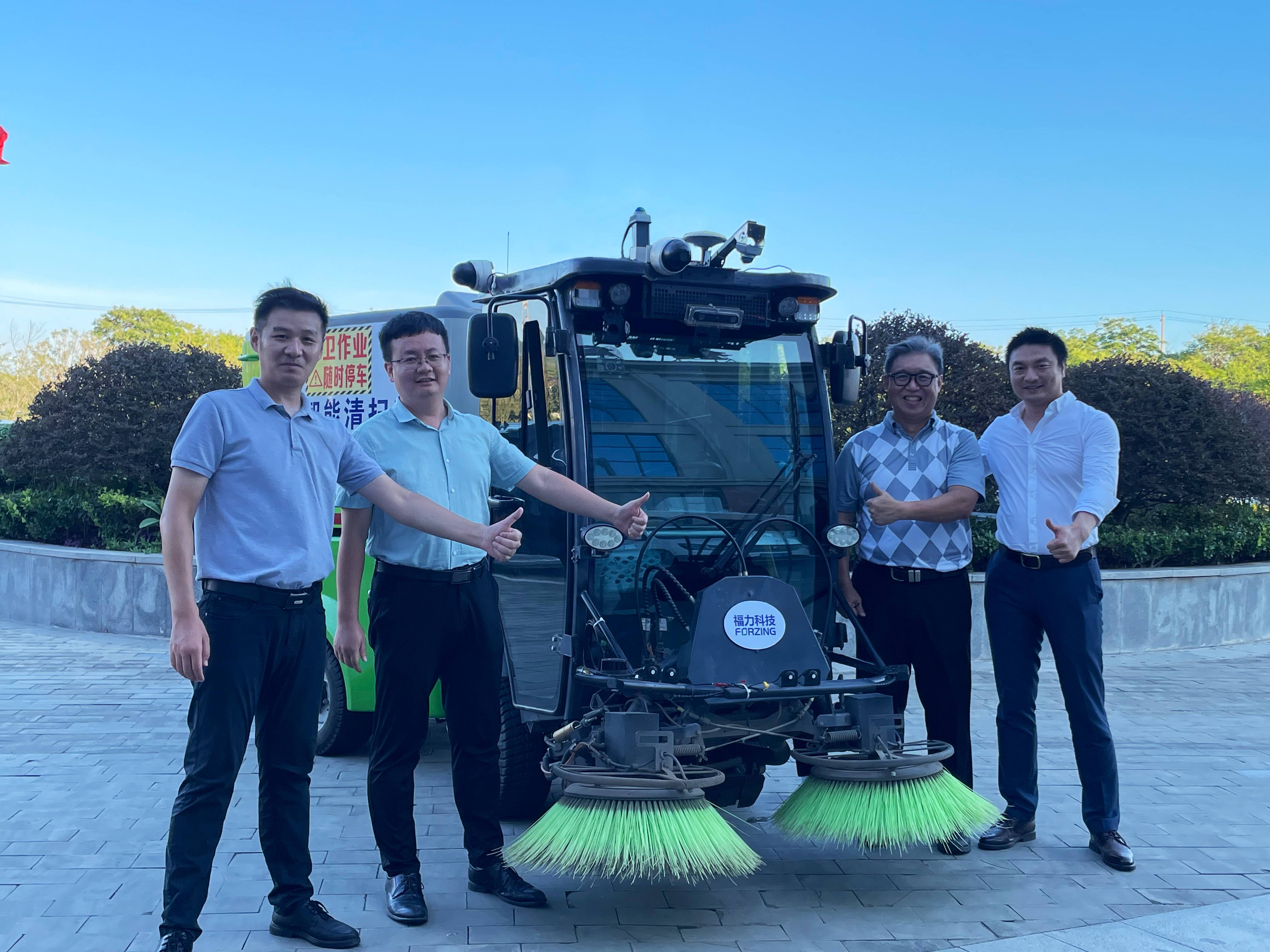 考察無人駕駛環(huán)衛(wèi)機器人實際作業(yè)