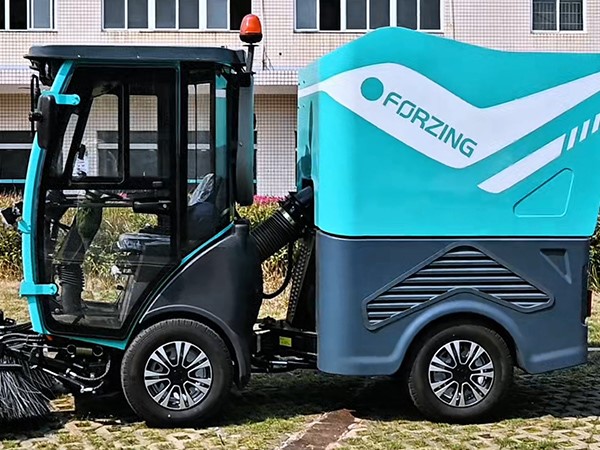 工廠內(nèi)的狹窄過道、廠區(qū)內(nèi)的綠道，純電動掃路機都能輕松清掃